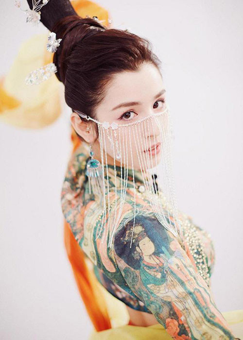 Chỉ nhờ gương mặt xinh đẹp, Khắc Tư nhận được nhiều sự ưu ái từ các đài truyền hình và nhà sản xuất show ở Trung Quốc.