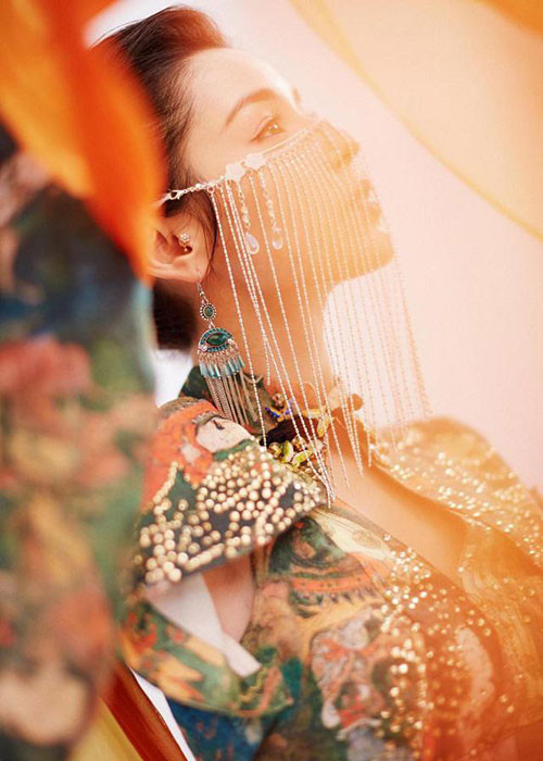 Cô thường được so sánh với những mỹ nhân Tân Cương nổi tiếng như Đồng Lệ Á, Địch Lệ Nhiệt Ba, Cổ Lực Na Trát.