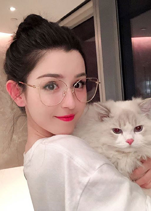 Nhan sắc đời thường của cô đẹp không kém so với lúc trên sân khấu.