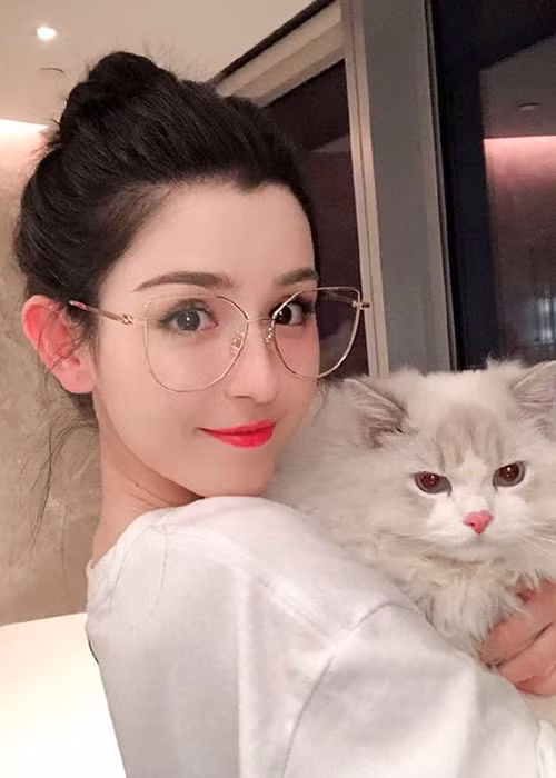 Nhan sắc đời thường của cô đẹp không kém so với lúc trên sân khấu.