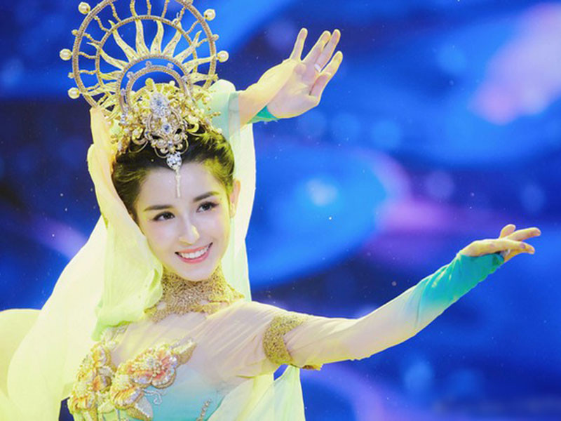 Cáp Nhi Khắc Tư sinh năm 1996, là cô gái dân tộc Ô Lỗ Mộc Tề, Tân Cương.