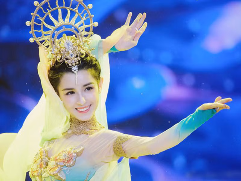 Cáp Nhi Khắc Tư sinh năm 1996, là cô gái dân tộc Ô Lỗ Mộc Tề, Tân Cương.