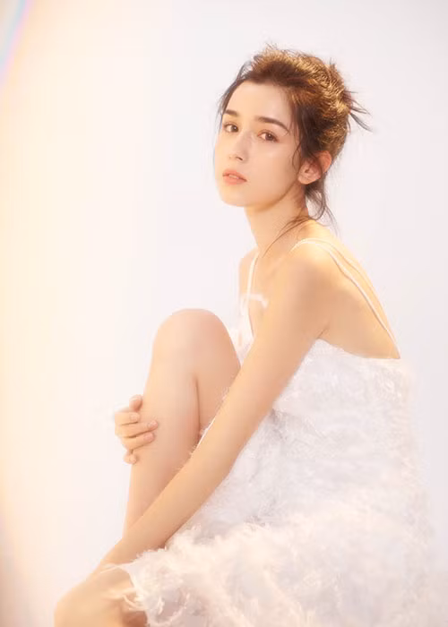 Cô chưa tham gia diễn xuất, mới chỉ làm người mẫu ảnh.