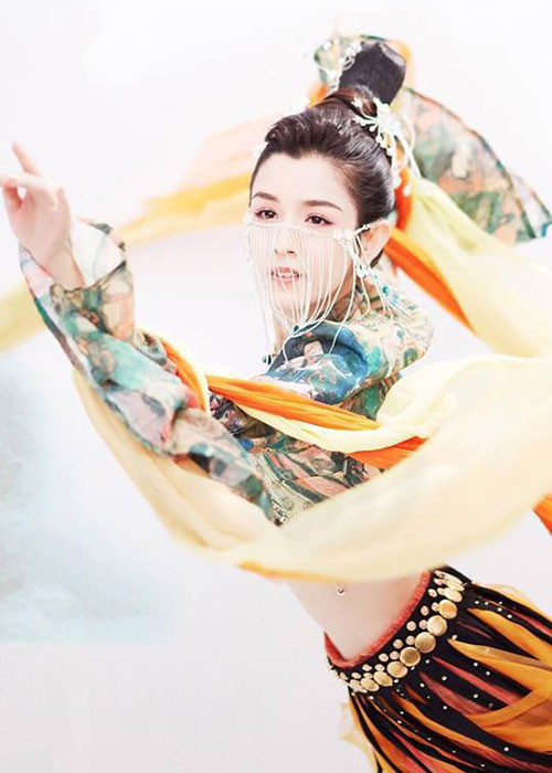 Khán giả cho rằng Khắc Tư cần thời gian học hỏi để có thể trở thành ngôi sao như Địch Lệ Nhiệt Ba, Đồng Lệ Á.