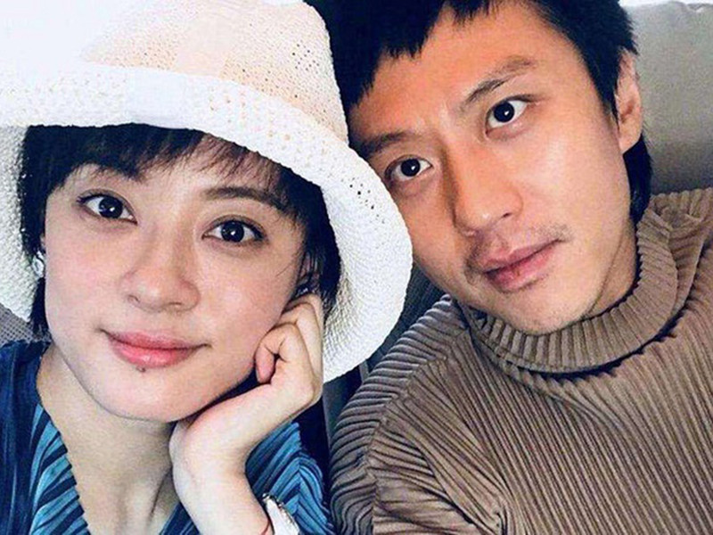 Đặng Siêu - Tôn Lệ mới đây quyên góp 300.000 NDT (hơn 1 tỷ đồng) giúp người dân Vũ Hán (Trung Quốc) vì dịch bệnh do virus corona.