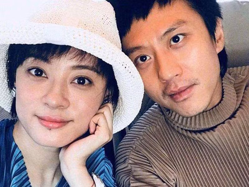 Đặng Siêu - Tôn Lệ mới đây quyên góp 300.000 NDT (hơn 1 tỷ đồng) giúp người dân Vũ Hán (Trung Quốc) vì dịch bệnh do virus corona.