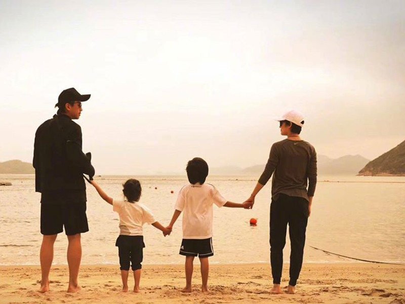 Theo Sina, Đặng Siêu - Tôn Lệ là cặp vợ chồng kiểu mẫu của làng giải trí Hoa ngữ trong nhiều năm qua. Mời quý độc giả xem video "Cách nhận biết người có biểu hiện nhiễm virus Corona". Nguồn VTC