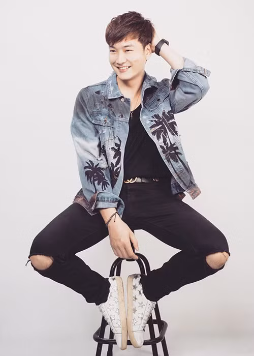 Khi tâm sự ý định bảo lưu kết quả học tập để đi làm kiếm tiền, Trọng Lân bị nghệ sĩ Hoàng Dũng tát mạnh. Chính cái tát này đã đưa anh trở lại với nghệ thuật.