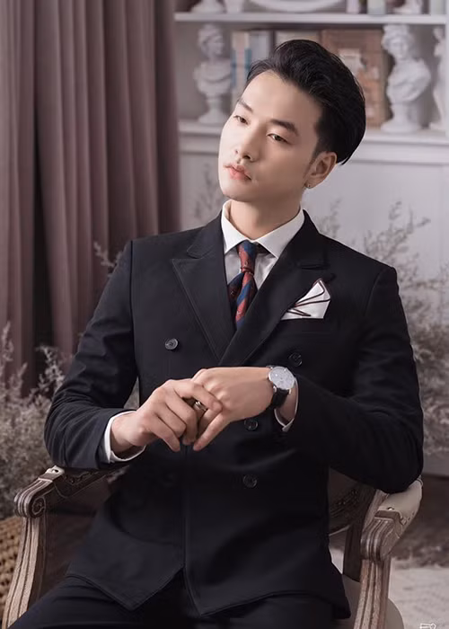 Trọng Lân sinh năm 1993, từng theo học trường Cao đẳng Nghệ thuật Hà Nội. Để mưu sinh, anh làm nhiều nghề từ phục vụ đến MC quán bar.