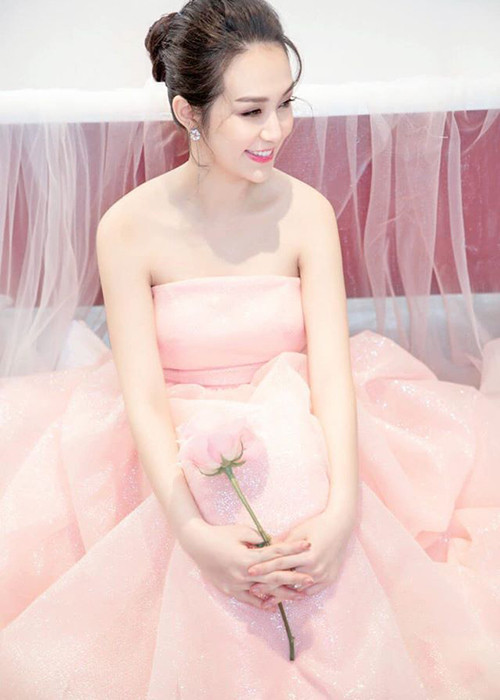 Khi chưa lấy chồng, Hương Baby sở hữu nhan sắc xinh đẹp. Đến nay, dù trải qua 3 lần sinh nở nhưng vóc dáng của vợ Tuấn Hưng vẫn vô cùng gợi cảm.