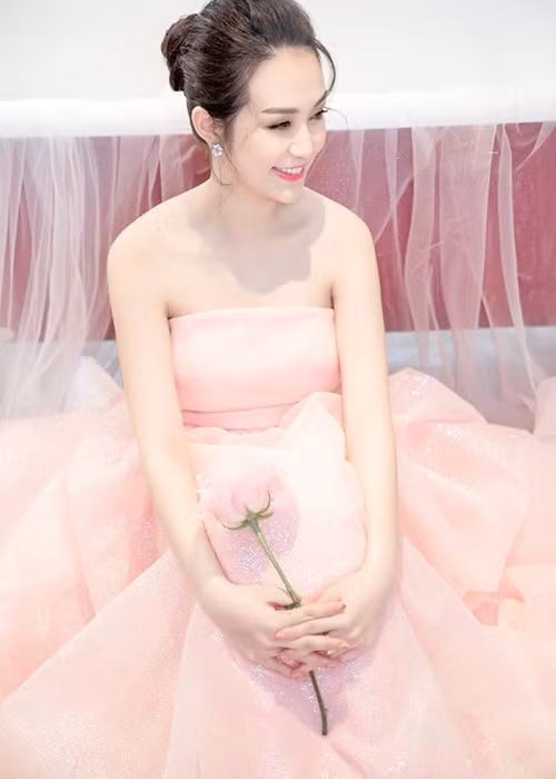 Khi chưa lấy chồng, Hương Baby sở hữu nhan sắc xinh đẹp. Đến nay, dù trải qua 3 lần sinh nở nhưng vóc dáng của vợ Tuấn Hưng vẫn vô cùng gợi cảm.