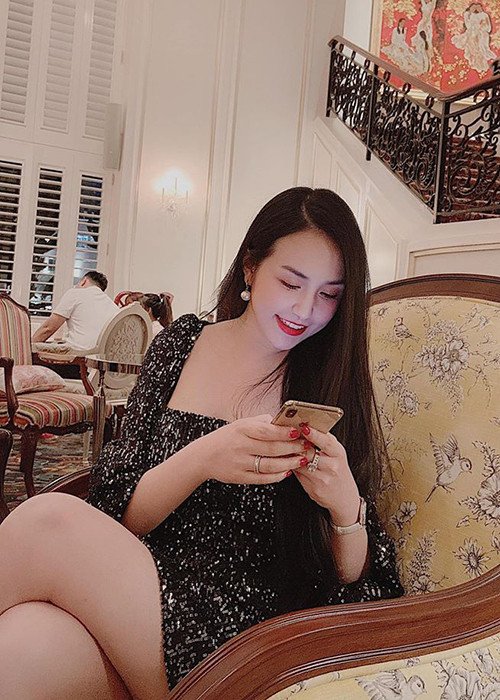 Khi Tuấn Hưng đăng hình ảnh được fan nữ ôm hôn, Hương Baby thể hiện thái độ vui vẻ. Hành động này giúp cô không mất lòng chồng lẫn người hâm mộ.