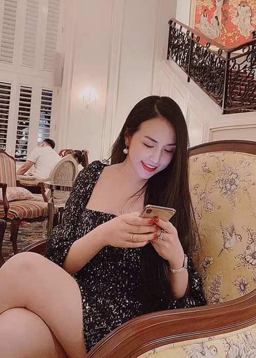 Khi Tuấn Hưng đăng hình ảnh được fan nữ ôm hôn, Hương Baby thể hiện thái độ vui vẻ. Hành động này giúp cô không mất lòng chồng lẫn người hâm mộ.