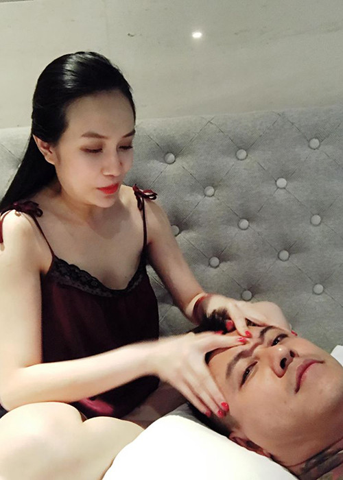 Hương Baby khéo chăm chồng con. Cô luôn đồng hành cùng Tuấn Hưng trong những chuyến đi công tác, giúp chồng làm đẹp.