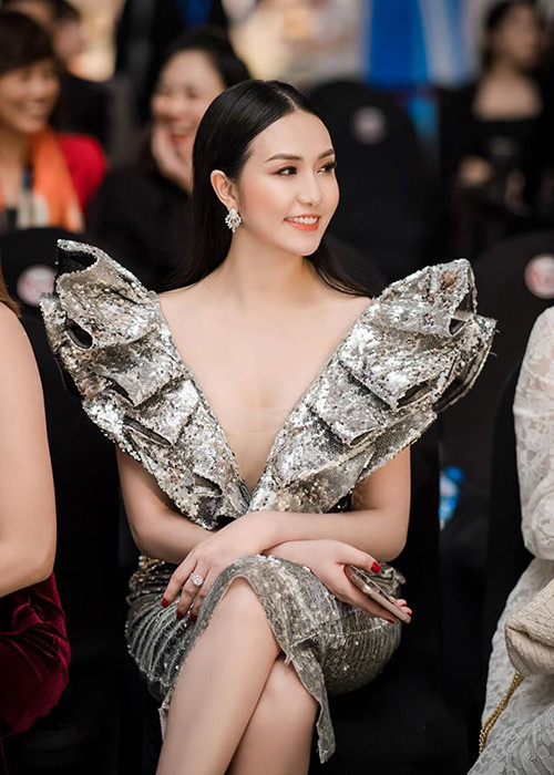 Hay giữa lùm xùm của Tuấn Hưng và Duy Mạnh, dân mạng truyền tay MV Hương Baby từng diễn chung với Duy Mạnh. Về phần mình Hương Baby cho hay: "Tôi không muốn liên quan đến những lùm xùm đang diễn ra vì tôi là người ngoài cuộc". Cô cũng nói rõ mối quan hệ giữa bản thân và Duy Mạnh chỉ là quan hệ công việc, xã giao bình thường. Thái độ thẳng thắn của Hương Baby nhanh chóng dập tắt những đồn thổi ác ý.