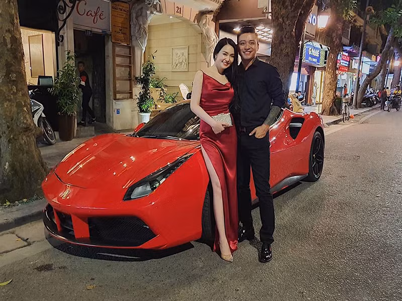 Tuấn Hưng thú nhận anh từng có lần phải khóc vì bị Hương Baby nói lời chia tay do không chịu nổi cách sống với những cuộc chơi của chồng. Để giữ hạnh phúc gia đình, Tuấn Hưng luôn cố gắng thay đổi bản thân.