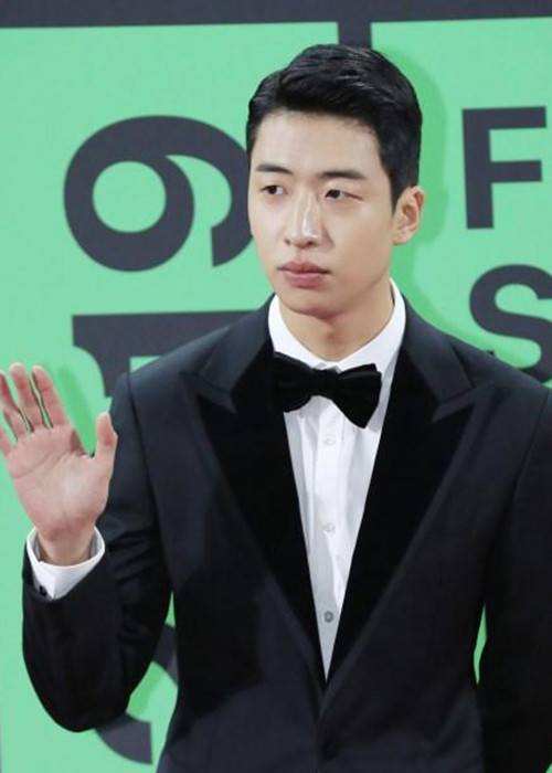 Yoo Soo Bin sinh năm 1992, đóng không ít phim truyền hình, điện ảnh như "Lối thoát trên không", "Thử thách thần chết: Hai thế giới".