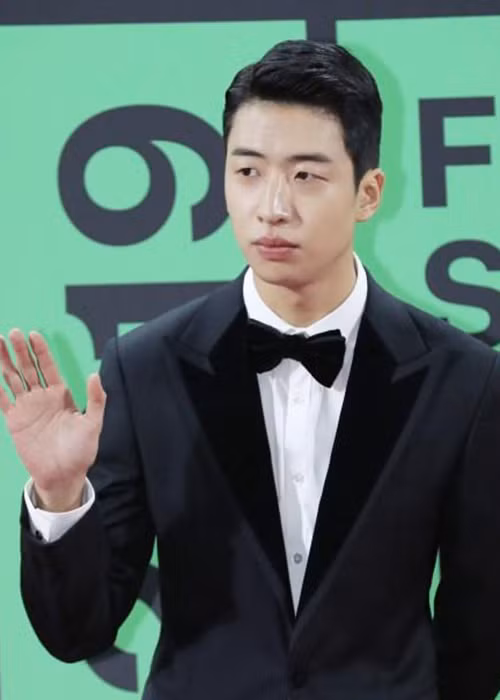 Yoo Soo Bin sinh năm 1992, đóng không ít phim truyền hình, điện ảnh như "Lối thoát trên không", "Thử thách thần chết: Hai thế giới".