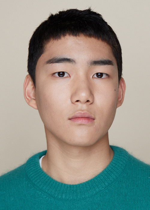 Theo asianwiki, Tang Joon Sang sinh năm 2003, gắn bó với sân khấu kịch từ năm 7 tuổi. Ngoài “Hạ cánh nơi anh”, chàng trai trẻ từng đóng phim truyền hình “"A poem a day" và “Abiding love dandelion”.