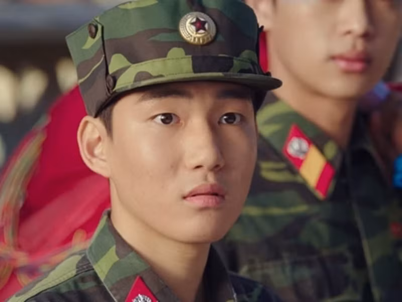 Cậu lính nhỏ tuổi Geum Eun Dong trong phim Hàn “Hạ cánh nơi anh” được đảm nhận bởi Tang Joon Sang.