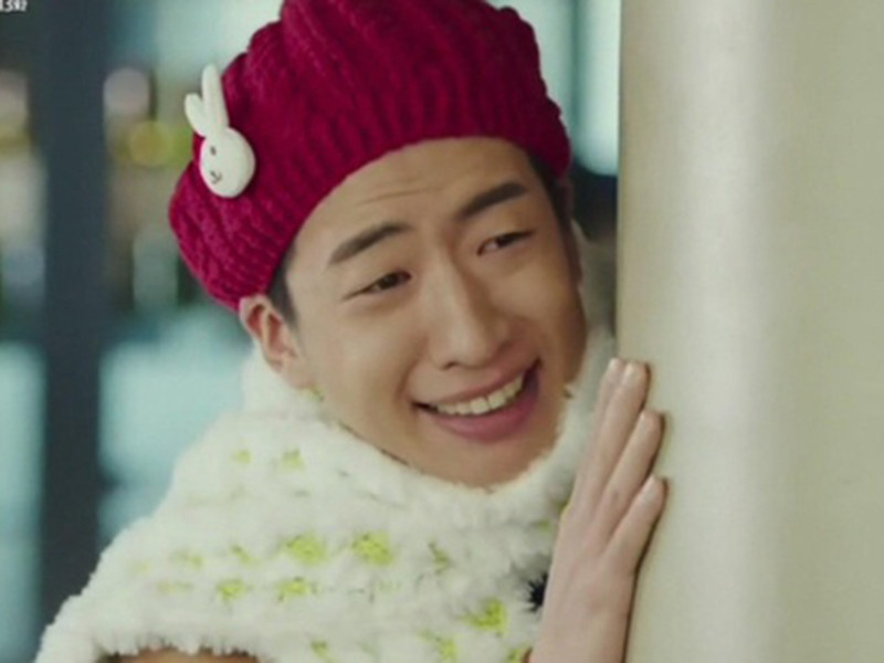 Yoo Soo Bin là nam diễn viên đóng vai chàng quân nhân Kim Ju Meok mê phim Hàn Quốc, yêu thích nữ diễn viên Choi Ji Woo trong “Hạ cánh nơi anh”.