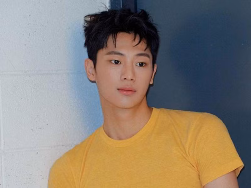 Lee Shin Young khởi nghiệp diễn xuất từ năm 2018. Tuy nhiên, đến năm 2020, nhờ xuất hiện trong “Hạ cánh nơi anh”, nam diễn viên trẻ mới được công chúng chú ý.