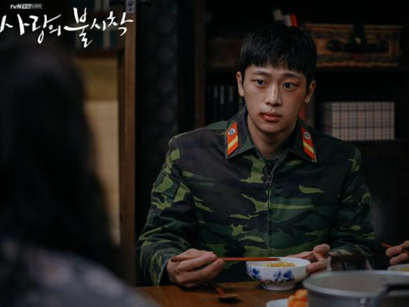 Theo Soompi, gần đây, một người tố Lee Shin Young từng 3 lần đánh bạn học vào năm đầu cấp hai. Tuy nhiên, phía công ty quản lý cho biết, họ đã xác nhận ngôi sao trẻ chưa từng đánh bạn được đề cập trong bài viết.