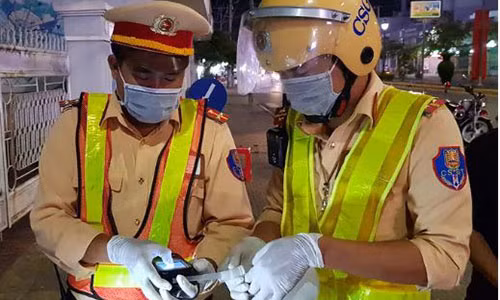 Sang kien cua CSGT Soc Trang trong viec kiem tra nong do con truoc dich corona-Hinh-2