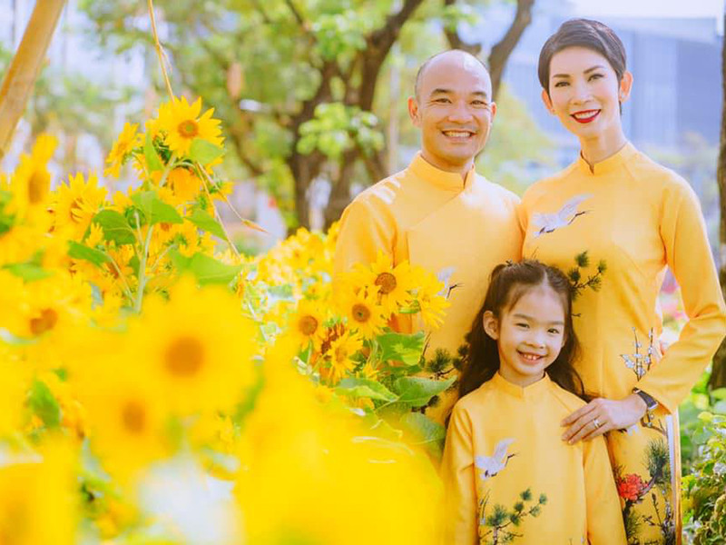 Trong cuộc phỏng vấn mới đây, quay phim Ngọc Lâm cho biết, ngày trước, nếu anh có thể đi bar tới 2-3 giờ sáng thì bây giờ phải thay đổi, suy nghĩ tới vợ nhiều hơn, luôn nghĩ tới sự an toàn và niềm vui của con. Hiện tại, khi xong việc, anh rất thèm ở cạnh vợ con và luôn lái xe về nhà thật nhanh.