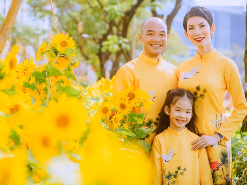 Trong cuộc phỏng vấn mới đây, quay phim Ngọc Lâm cho biết, ngày trước, nếu anh có thể đi bar tới 2-3 giờ sáng thì bây giờ phải thay đổi, suy nghĩ tới vợ nhiều hơn, luôn nghĩ tới sự an toàn và niềm vui của con. Hiện tại, khi xong việc, anh rất thèm ở cạnh vợ con và luôn lái xe về nhà thật nhanh.