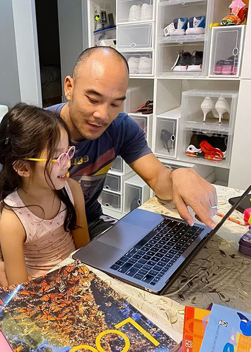 Gần đây, do dịch bệnh nên bé Thỏ được nghỉ học. Trong thời gian này, ông xã của Xuân Lan dạy con máy tính và tiếng Anh.