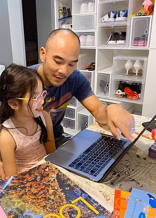 Gần đây, do dịch bệnh nên bé Thỏ được nghỉ học. Trong thời gian này, ông xã của Xuân Lan dạy con máy tính và tiếng Anh.