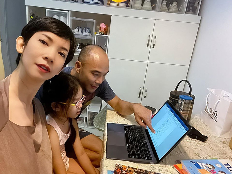 Vợ chồng Xuân Lan cùng dạy con học.