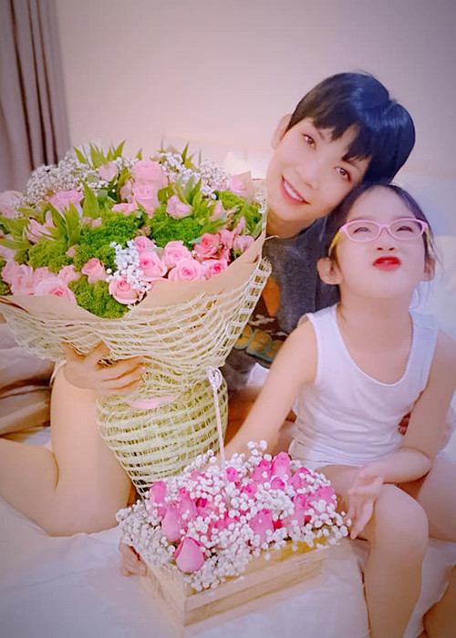 Dịp Valentine vừa qua, bé Thỏ nhận được quà từ bố dượng.