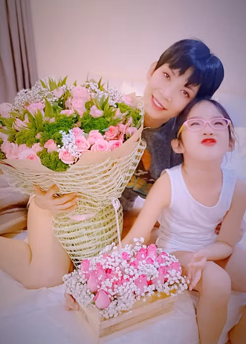 Dịp Valentine vừa qua, bé Thỏ nhận được quà từ bố dượng.