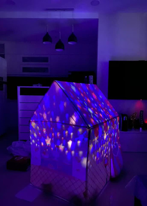 Trở về sau chuyến đi Mỹ, Xuân Lan khá mệt nên đi ngủ, trong khi ông xã của cô vui vẻ chơi đùa cùng bé Thỏ đang rất háo hức với món quà bố mẹ mua tặng.