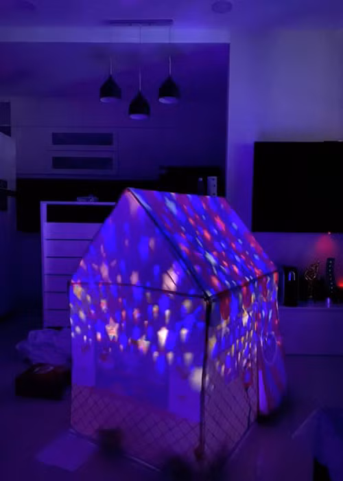 Trở về sau chuyến đi Mỹ, Xuân Lan khá mệt nên đi ngủ, trong khi ông xã của cô vui vẻ chơi đùa cùng bé Thỏ đang rất háo hức với món quà bố mẹ mua tặng.