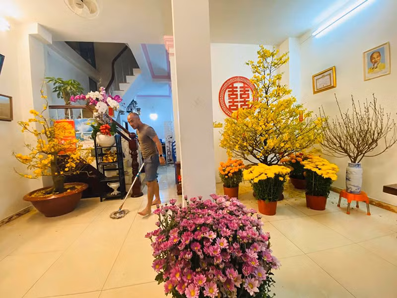 Dịp Tết Nguyên Đán 2020, Xuân Lan khoe người bạn đời tự tay dọn dẹp nhà cửa.