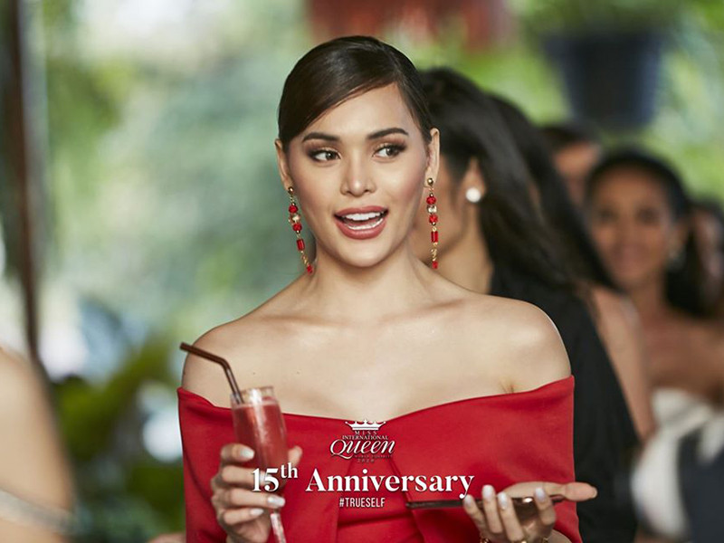 Người đẹp đến từ Philippines nổi bật trong chiếc váy trễ vai tông màu đỏ. Cô hiện là đối thủ đáng gờm nhất của Hoài Sa.