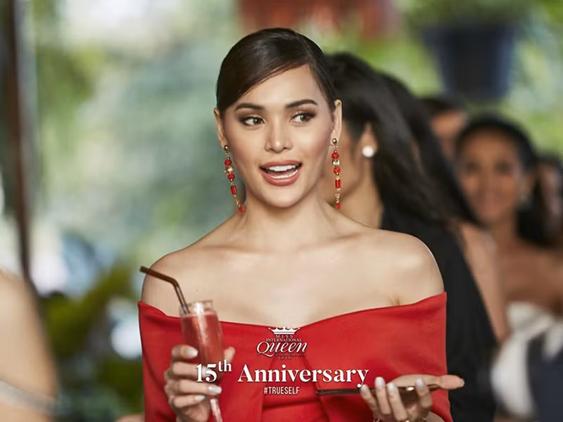 Người đẹp đến từ Philippines nổi bật trong chiếc váy trễ vai tông màu đỏ. Cô hiện là đối thủ đáng gờm nhất của Hoài Sa.