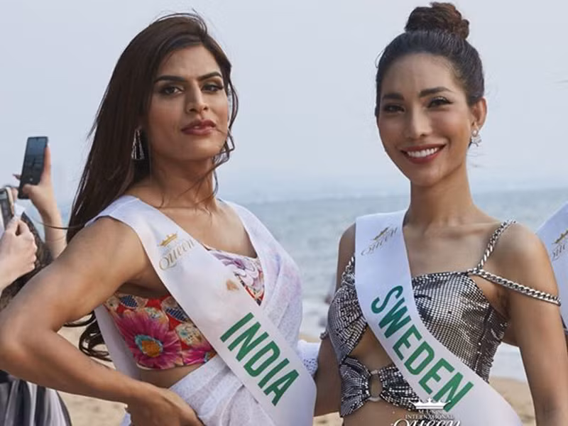 Đại diện Thụy Điển đọ sắc bên người đẹp đến từ Ấn Độ ăn mặc khá kín đáo.