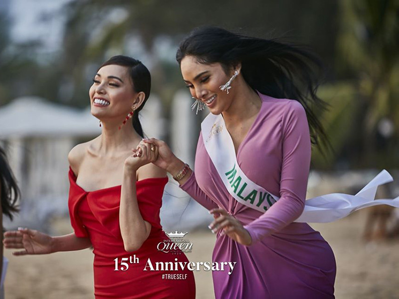 Các thí sinh chuyển giới tự tin đọ vóc dáng.