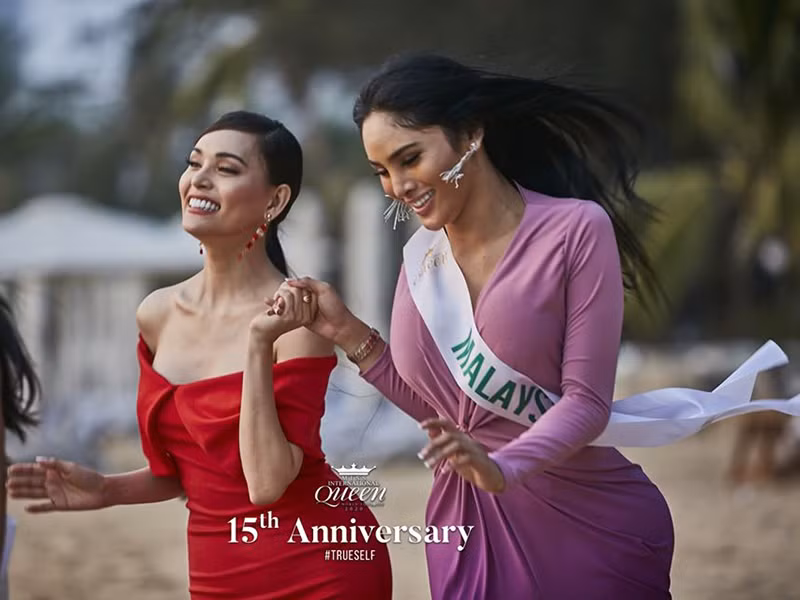 Các thí sinh chuyển giới tự tin đọ vóc dáng.