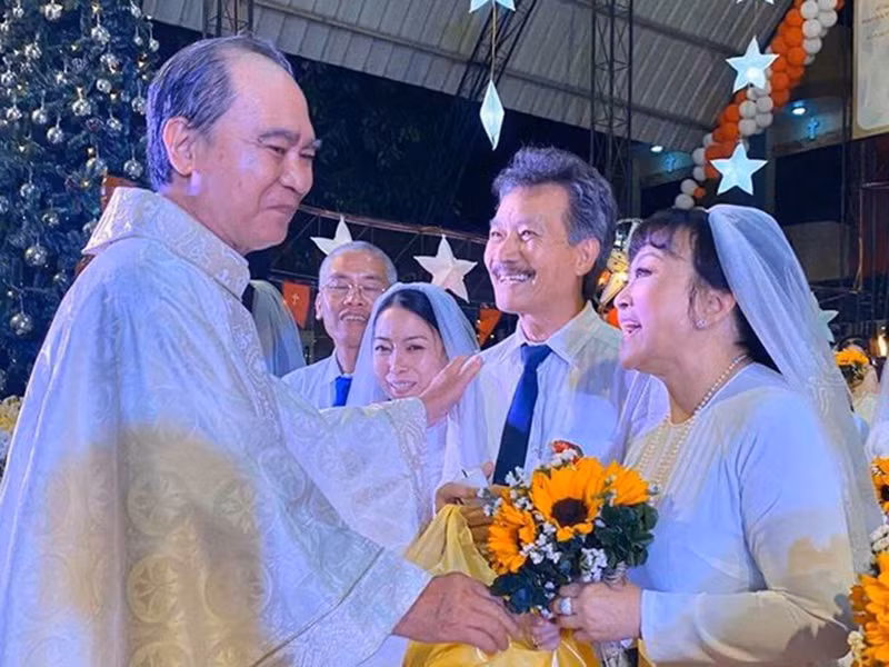 Nữ danh ca tái hôn với một kỹ sư hàng không tên Đặng Quốc Toàn. Sau 30 năm gắn bó, vợ chồng danh ca Hương Lan vừa tổ chức lễ cưới tại nhà thờ.