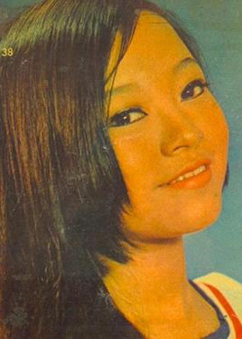 Bà chiếm được cảm tình bởi giọng hát trời phú, vẻ ngoài xinh đẹp. Các ca khúc gắn liền với tên tuổi của nữ danh ca gồm: "Người ngoài phố", "Ai ra xứ Huế", “Đừng nói xa nhau", "Một người đi". Ảnh: Một thế giới