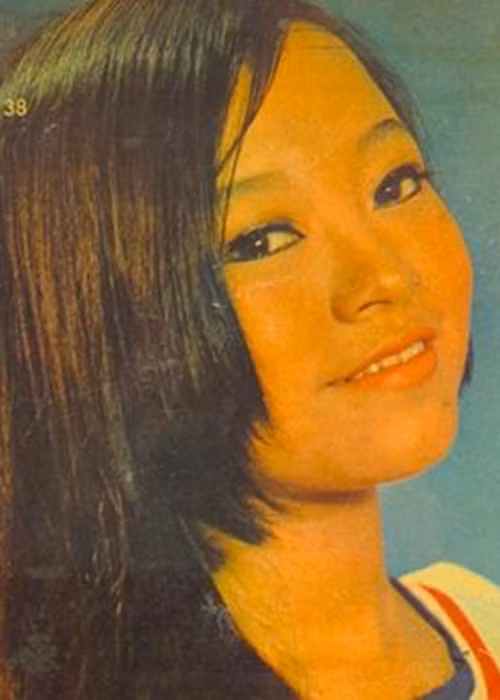 Bà chiếm được cảm tình bởi giọng hát trời phú, vẻ ngoài xinh đẹp. Các ca khúc gắn liền với tên tuổi của nữ danh ca gồm: "Người ngoài phố", "Ai ra xứ Huế", “Đừng nói xa nhau", "Một người đi". Ảnh: Một thế giới