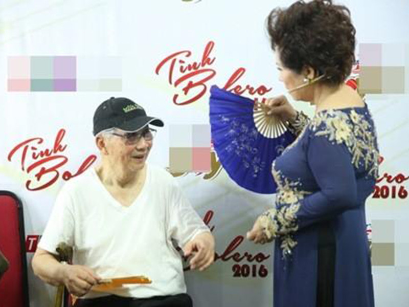 Theo Khám phá, năm 1968, danh ca Phương Dung lập gia đình cùng một phi công quân hàm đại tá và rời Việt Nam vào năm 1974. Từ năm 1977, vợ chồng bà sang Australia định cư. Cả hai có 8 người con, cuộc sống hôn nhân yên ấm. Ảnh: Người lao động