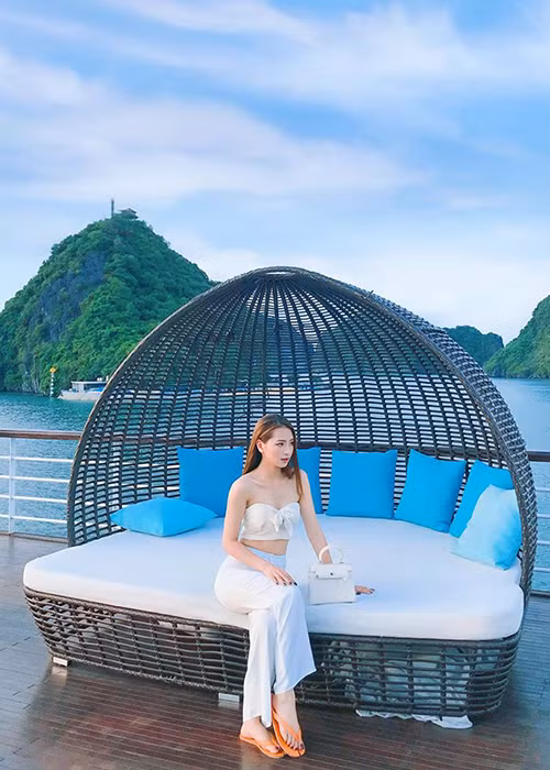 Huyền Trang sinh năm 1993, được khán giả biết đến qua vai trò MC của chương trình “Bữa trưa vui vẻ”.