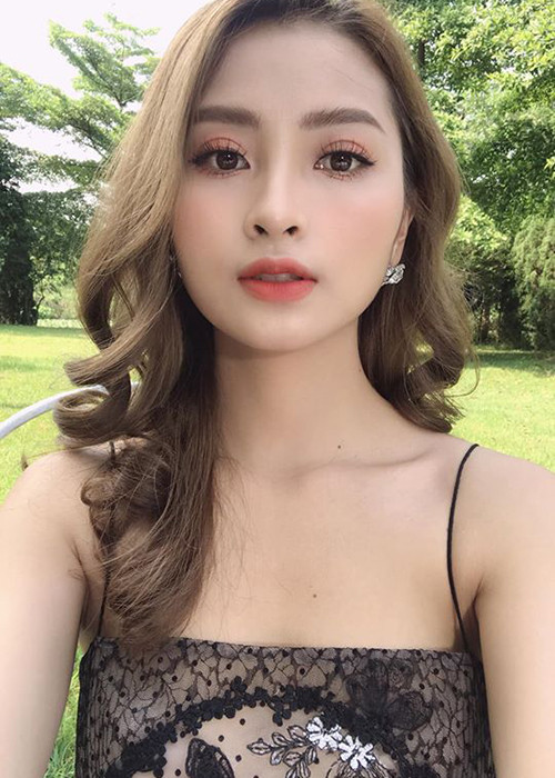 Ngoài dẫn chương trình, Huyền Trang còn đóng phim. Năm 2019, cô đảm nhận vai tiểu thư chơi ma túy đá Đồng Lan trong bộ phim “Mê cung”.