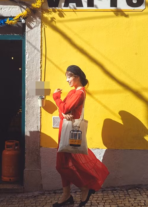 Cô sở hữu gương mặt xinh đẹp, vóc dáng thon gọn.